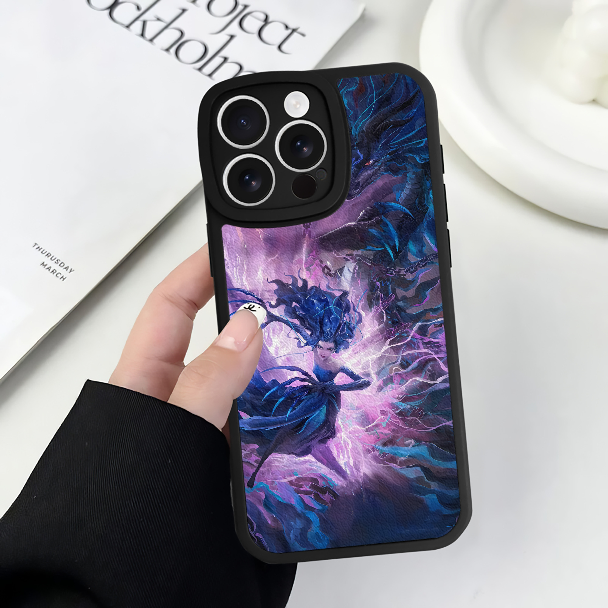 （画像用） Ne Zha 2 ナタ 魔童の大暴れ 【iPhone 16シリーズ対応】シリコンスマホケース（レザー調） 材質：シリコン